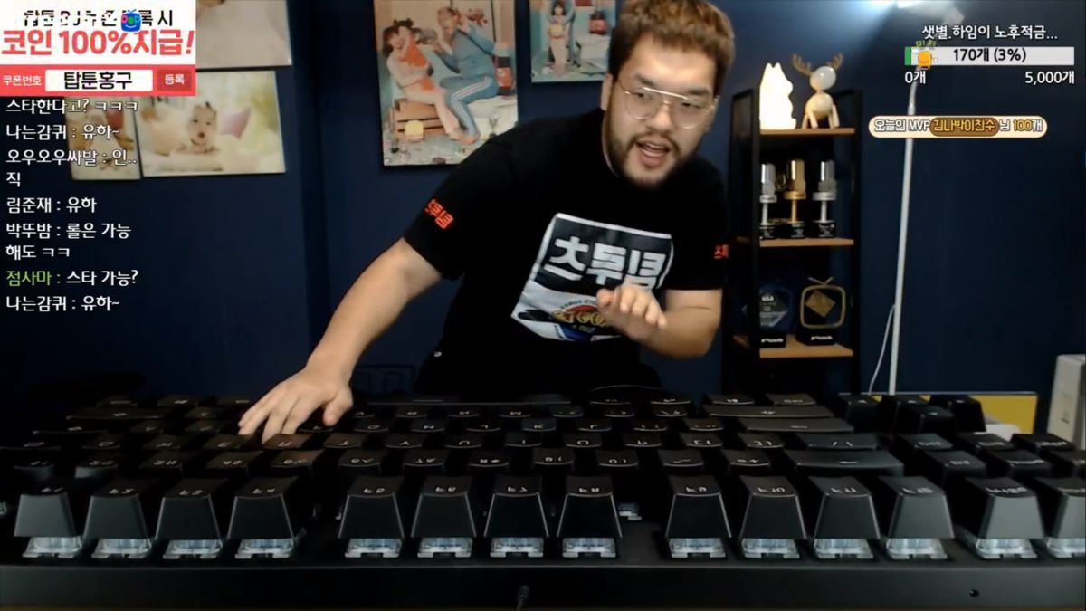 Корейский киберспортсмен выиграл матч в StarCraft на огромной клавиатуре. До этого он побеждал играя только ногами